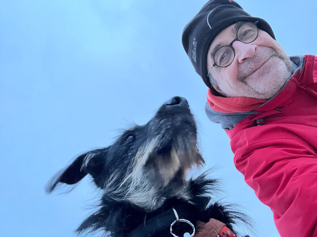 Tsuki und Hufi. Zusammen 61. Foto: Selfie mit wildem Hund Tsuki und Hufi. Zusammen 61. Foto: Selfie mit wildem Hund