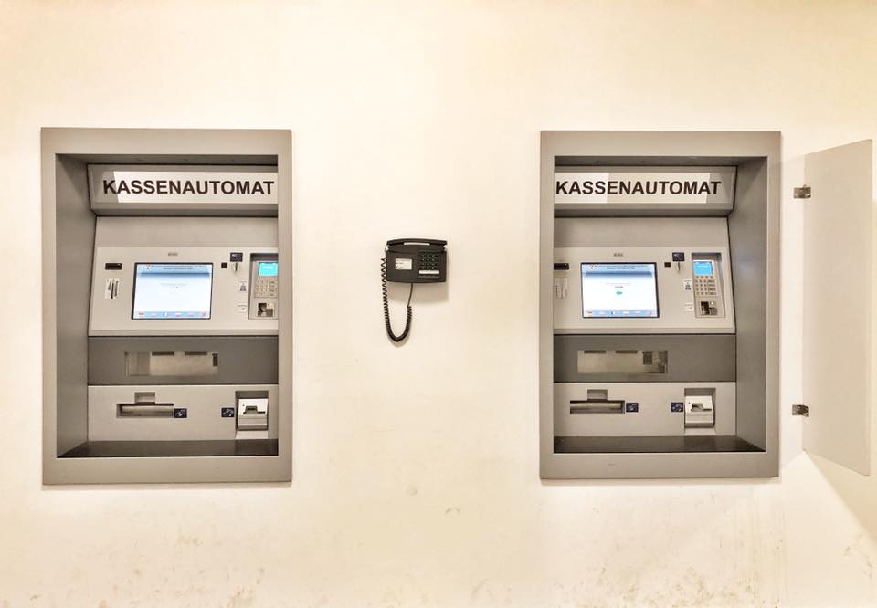 Kunstinstallation im Bürgeramt Hohenzollerndamm Berlin. Design & Bewusstsein.
